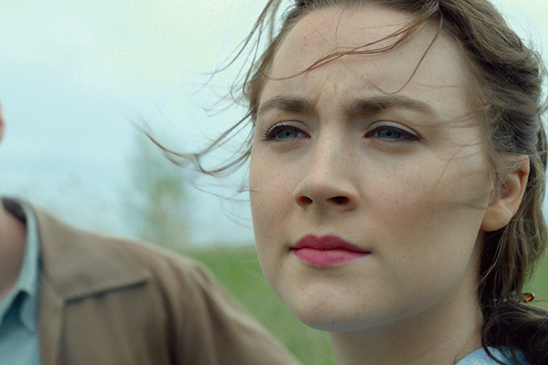 Emory Cohen as'Tony and Saoirse Ronan as'Eilis in BROOKLYN