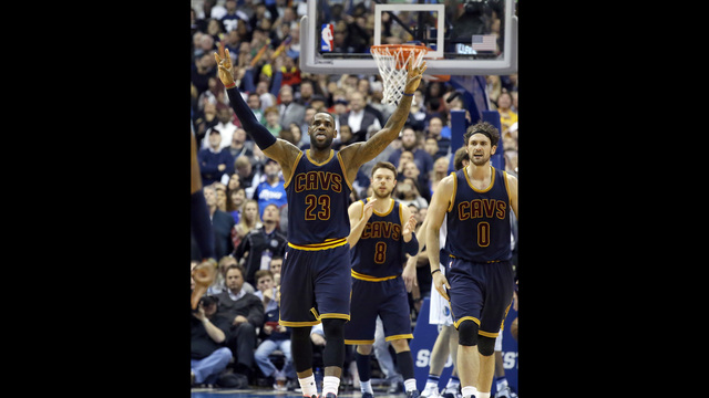 James to the rescue as Cavs edge Mavs