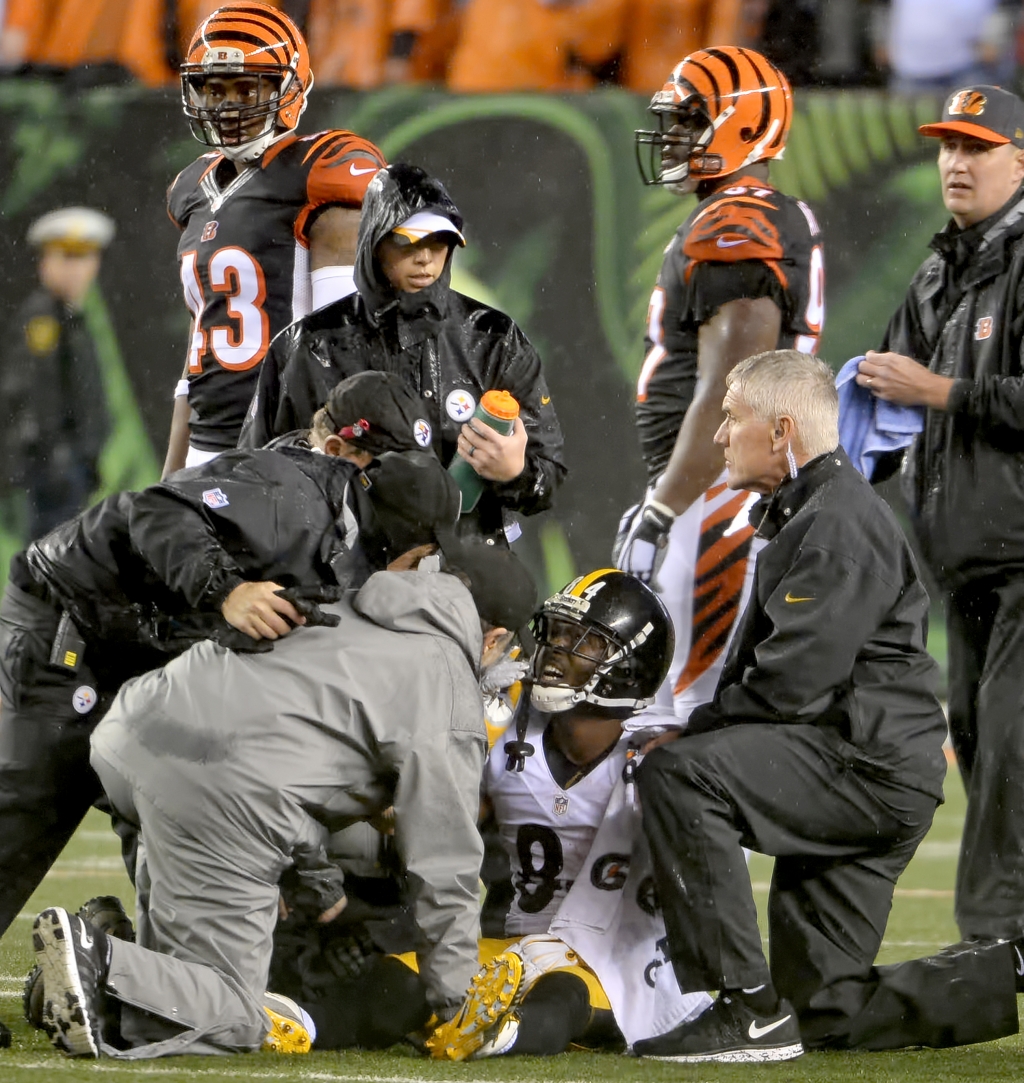 20160109mfsteelerssports20 Steelers&#39 Antonio Brown is attended to after taking a hard hit against the Bengals in the fourth quarter in the AFC wild-card game Saturday at Paul Brown Stadium