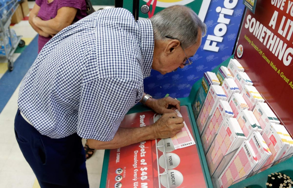 Julian Perez fills out a Powerball ticket Saturday Jan. 9 2016 in Miami