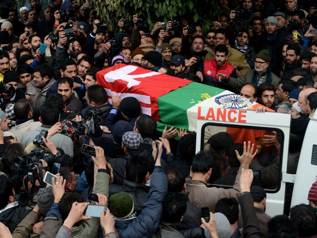 Kashmiri mourners carry the coffin of the J&K CM Mufti Mohammad Sayeed at his residence in Srinagar