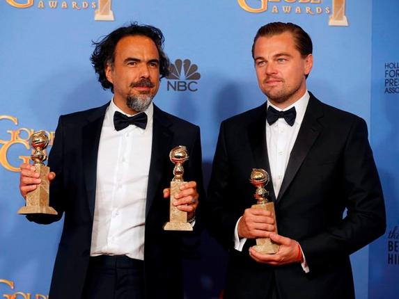 Director Alejandro Gonzalez Inarritu and actor Leonardo Di Caprio pose with the awards for Best Director and Best Motion