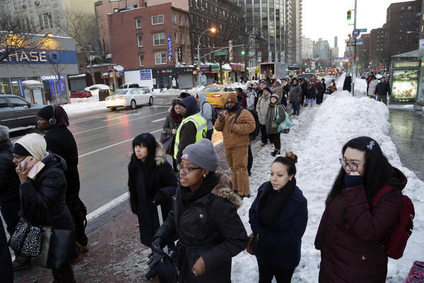 Airlines start to cut Monday service in wake of snowstorm