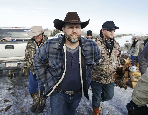 Oregon militia prepares for possible raid as FBI seeks 'peaceful' end