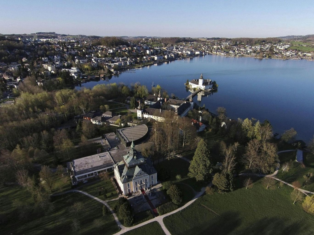 A walker discovered the suitcase in Traunsee Lake in Upper Austria one of the country’s nine states