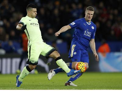 Leicester City’s German defender Robert Huth ® vies with Manchester City’s Argentinian striker Sergio Aguero during the English Premier League football match between Leicester City and Manchester City