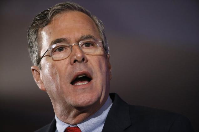 Republican presidential candidate Jeb Bush praised Michigan Gov. Rick Snyder for accepting responsibility over the water crisis in Flint