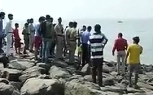 Mumbai girl drowns at Bandra Bandstand while taking selfies with friends