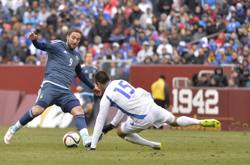 Gonzalo Higuain scores ridiculous goal