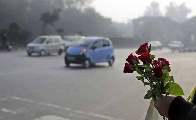 Violators Of Odd Even Rules Offered Roses By Volunteers