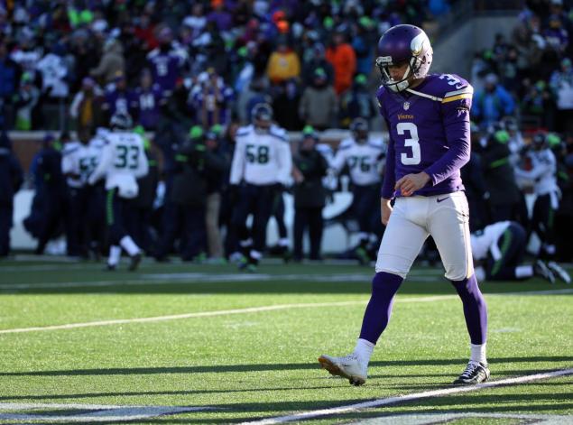 Blair Walsh breaks the hearts of Vikings fans by missing a FG that would've sent Minnesota to the AFC divisional playoffs