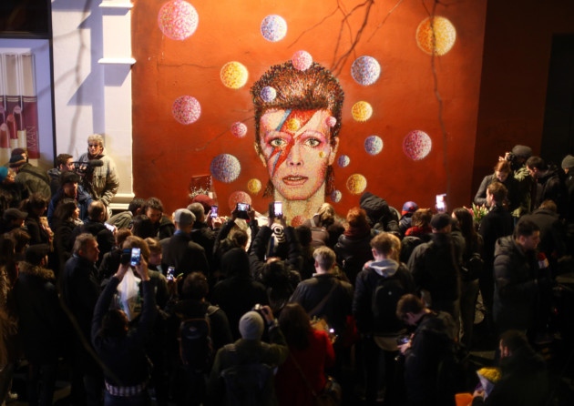 People flocled to the mural of the iconic Aladdinsane cover