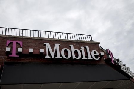 US-T-MOBILE-US-SUBSCRIBERS:T-Mobile beats 2015 target for postpaid subscriber additions