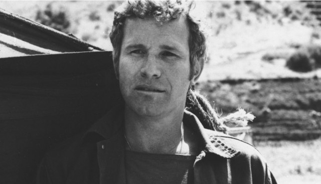 Wayne Rogers, Trapper John on M.A.S.H., dies at 82