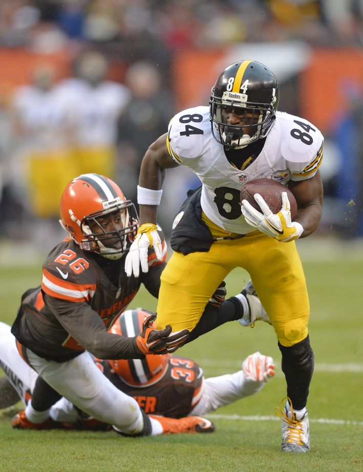 Pittsburgh’s Antonio Brown who had 13 receptions for 187 yards tries to break away from a tackle attempt by Cleveland’s Pierre Desir