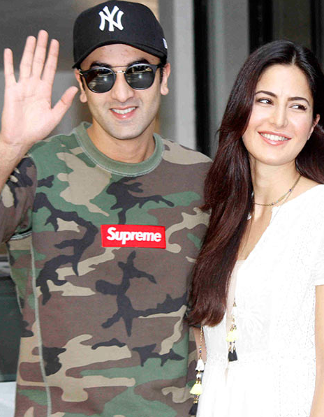 Lovebirds Ranbir Kapoor & Katrina Kaif spotted smooching on their balcony!