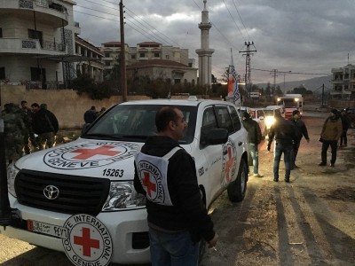 Aid convoys head toward 3 besieged Syria villages