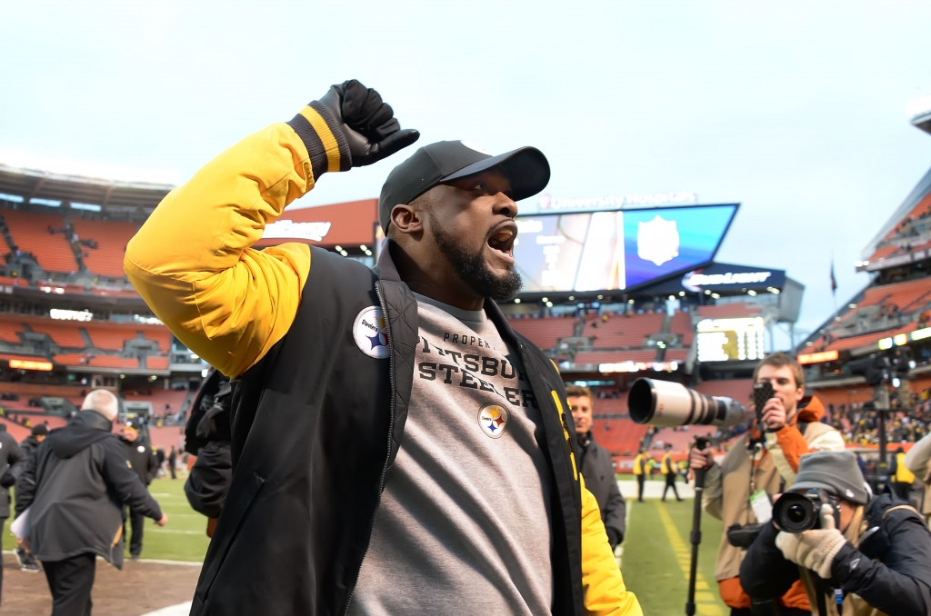 20160103pdSteelersSports06-1 Mike Tomlin celebrates with the Steelers fans after beating the Browns Sunday at First Energy Stadium in Cleveland