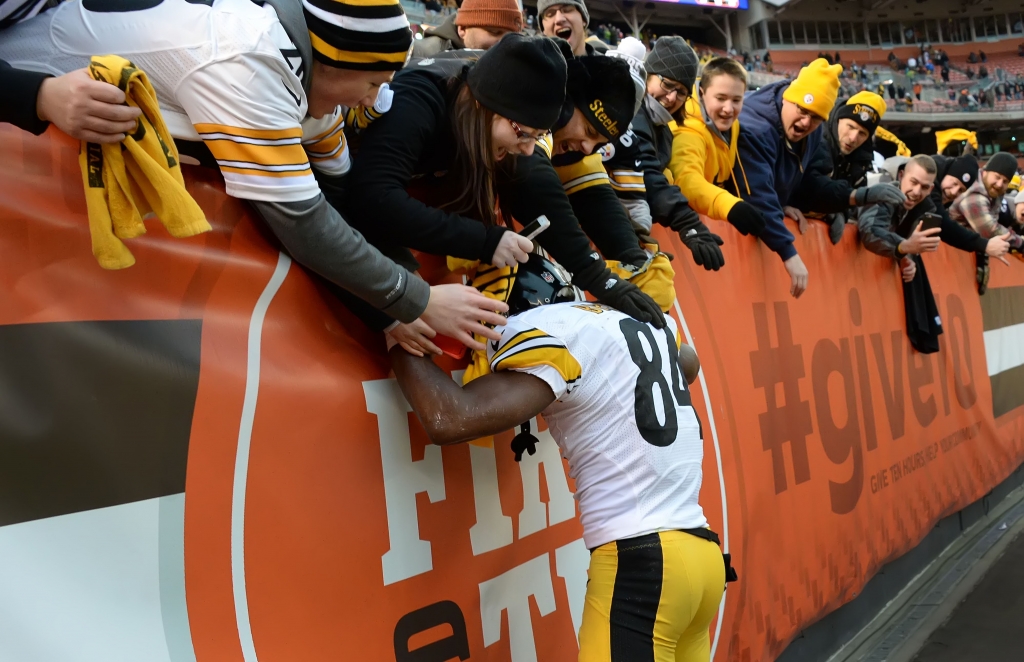 20160103pdSteelersSports08-3 Steelers receiver Antonio Brown celebrates with Steelers fans after beating the Browns at First Energy Stadium in Cleveland and make the playoffs