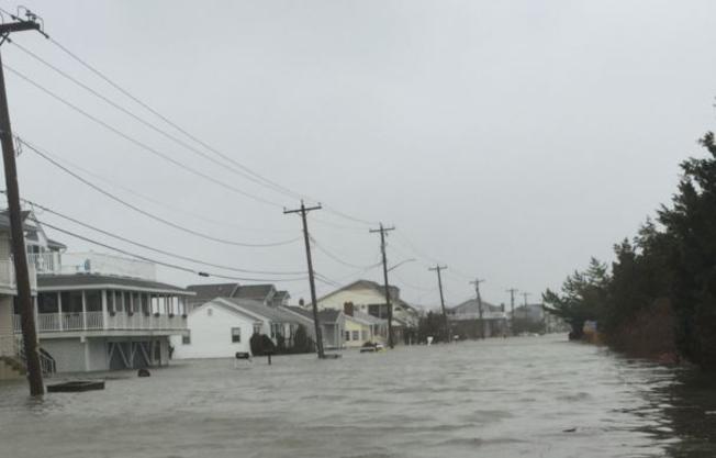 Blizzard pounds New York, brings record tides in New Jersey