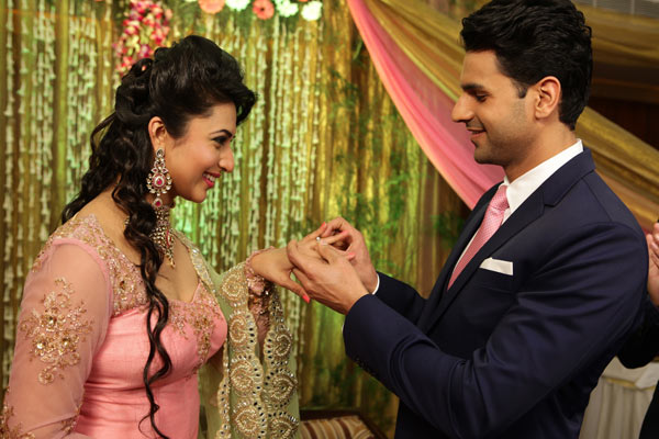 Divyanka Tripathi and Vivek Dahiya dance to Yeh Hai Mohabbatein title track – watch video