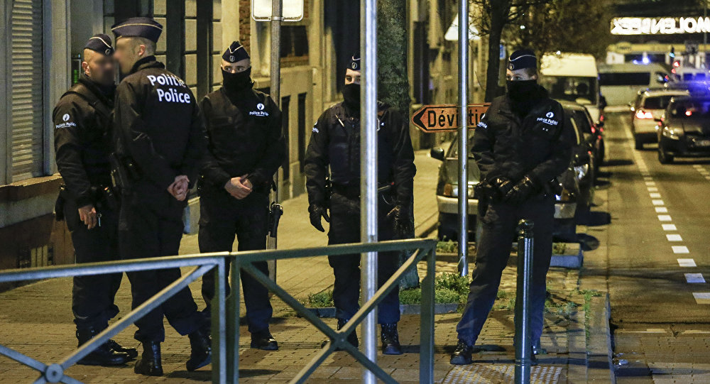 Police officers conduct new searches linked to Paris terrorist attacks