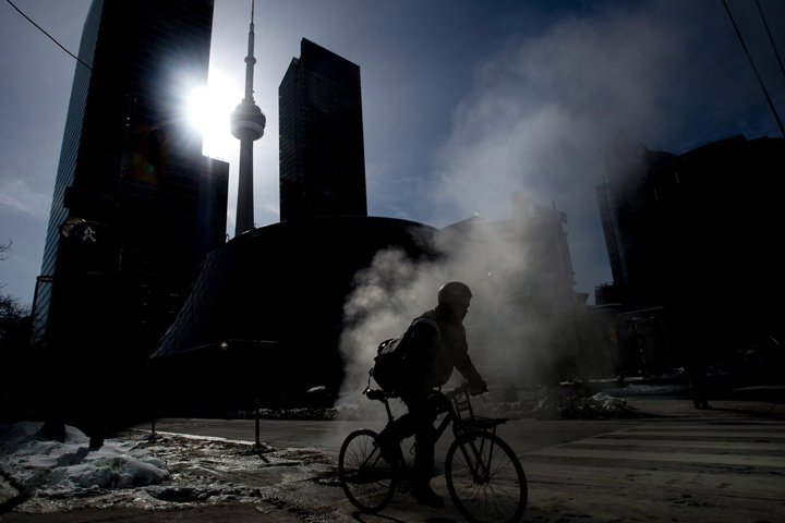 Toronto's medical officer of health recommends limiting time spent outdoors when temperatures stay below-15 degrees