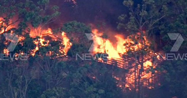 Australia: Firefighters battle to save VIC town