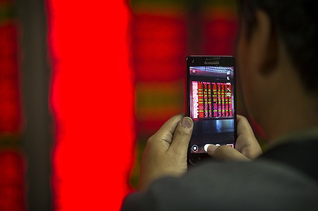 China's Stock Market Plunges Again, Stoking Troubles Worldwide