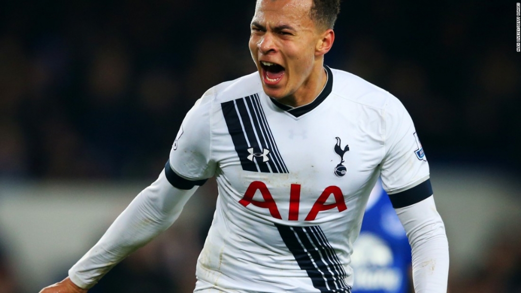 Dele Alli of Tottenham Hotspur celebrates his equalizer in the Premier League clash at Everton