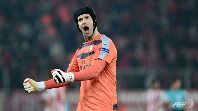 Mertesacker tells Arsenal youngsters to tap into Cech's experience