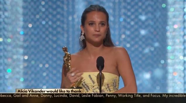 Alicia Vikander thanks her co-stars and family as she accepts the Oscar for Best Supporting Actress even though the names are already seen on the scroll