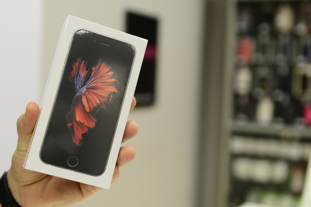 Apple launches iPhone 6s and iPhone 6s plus sales in Russia