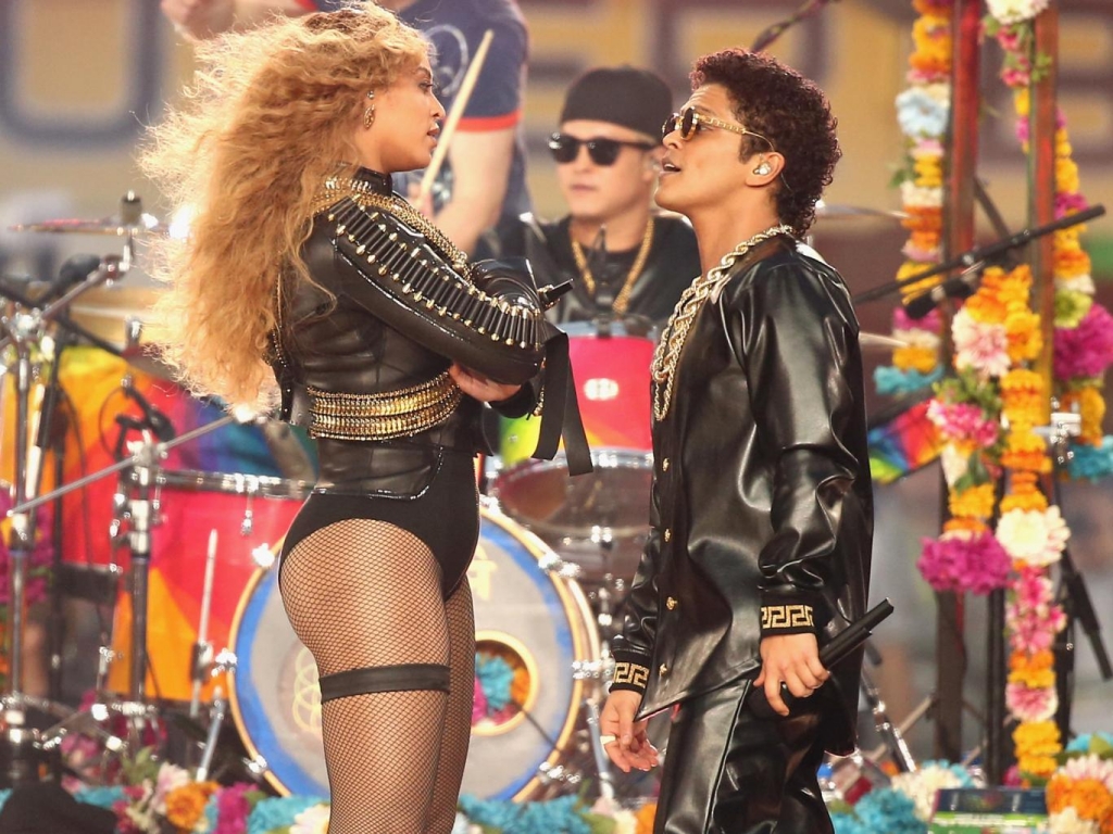 Beyonce and Bruno Mars dance off on-stage Getty Images