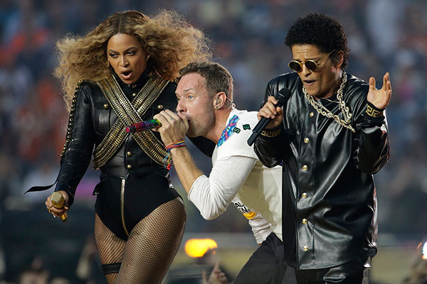 Super Bowl 2016: Beyonce crashes Coldplay's halftime show