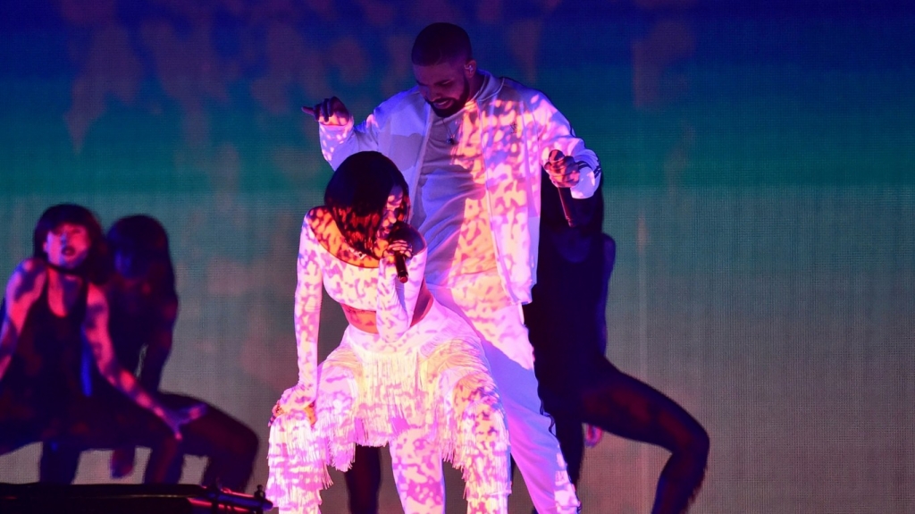 Brit Awards 2016 Rihanna and Drake sizzle on stage with a steamy performance of Work