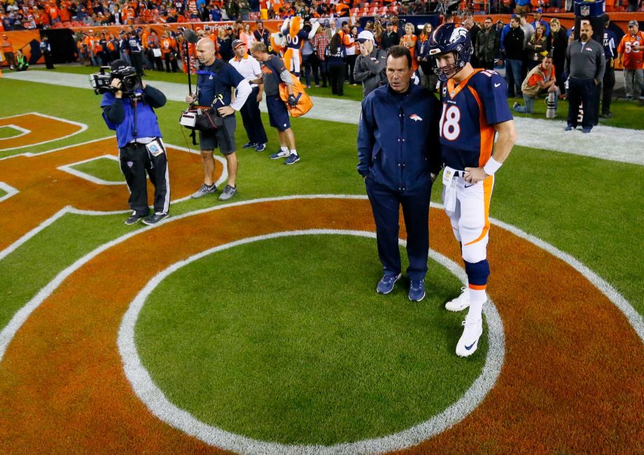 Denver Broncos quarterback Peyton Manning talks with head coach Gary Kubiak before an NFL football game against the Green Bay Packers in Denver