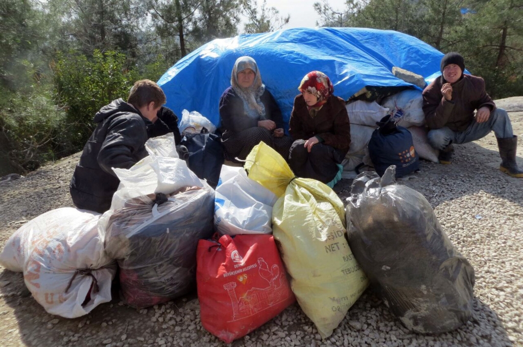 Turkey Syria-8 Syrians wait to enter Turkey at the Bab al Salam border gate Syria Friday