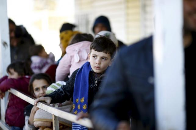 Syrians line up as they wait to cross into Syria at Oncupinar border crossing in the southeastern city of Kilis Turkey