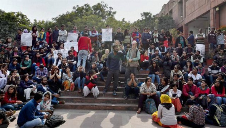 Lawyers clash with protesters in India over student's arrest