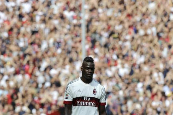 Balotelli penalty gives AC Milan semis victory