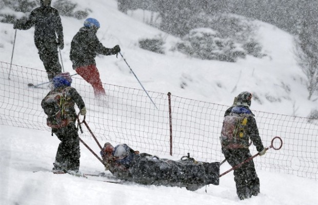 Lindsey Vonn crashes, taken away on rescue sled at World up Super-G