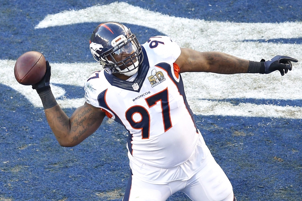 Malik Jackson recovers a fumble for a touchdown in the first