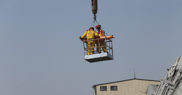 Taiwan quake: Rescuers scour rubble for survivors