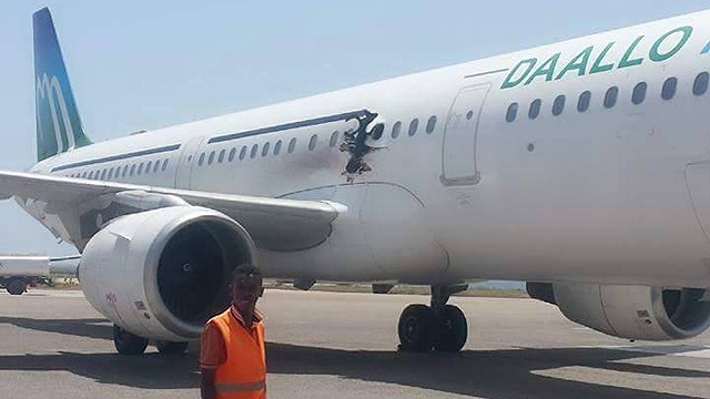 Daallo airlines plane makes emergency landing at Mogadishu airport after an explosion