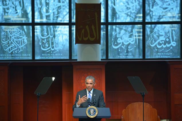 Obama borrows from Bush in first visit to US mosque