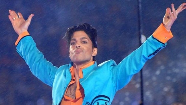 Prince appreciates the crowd during his 2007 Halftime performance