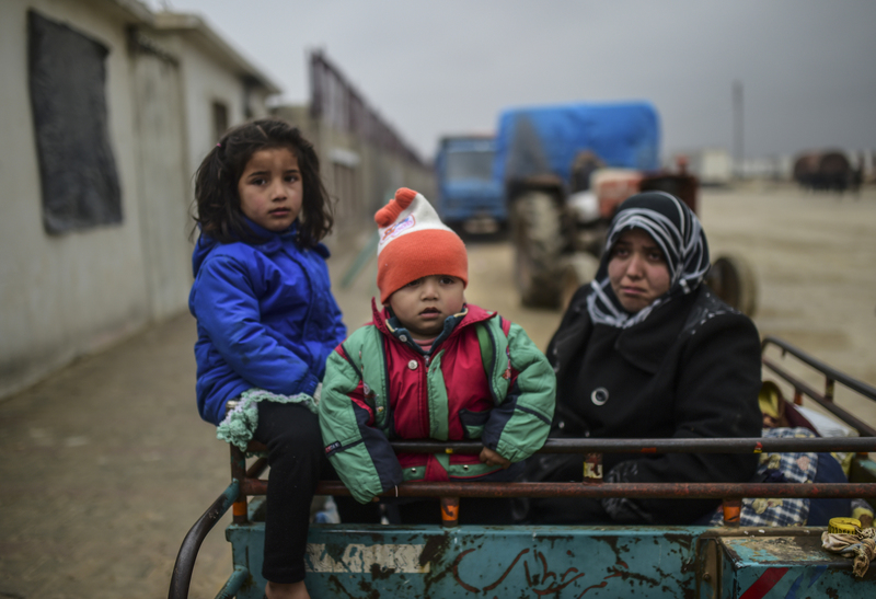 Refugee children arrive at the Turkish border crossing gate