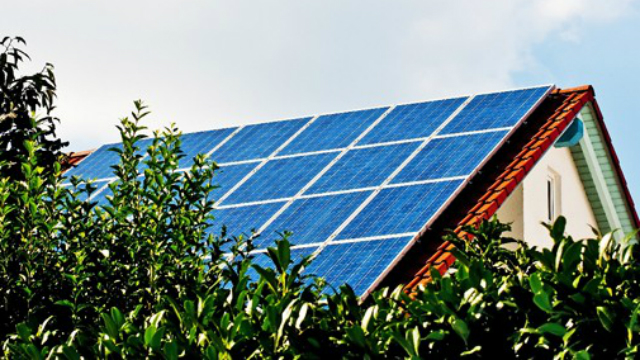 Rooftop solar panels. Image via County News Center