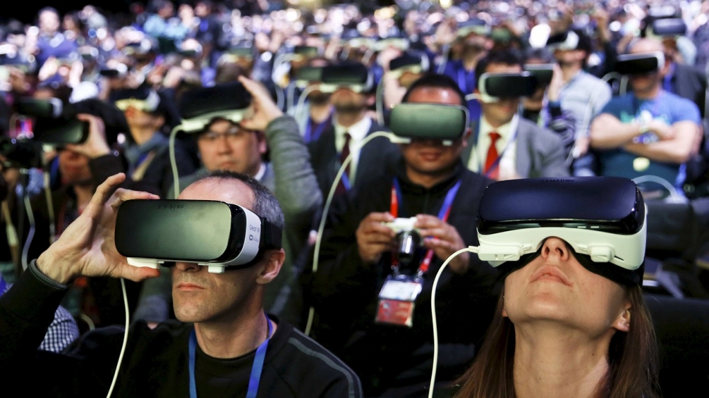 Mark Zuckerberg touts Samsung's virtual-reality efforts